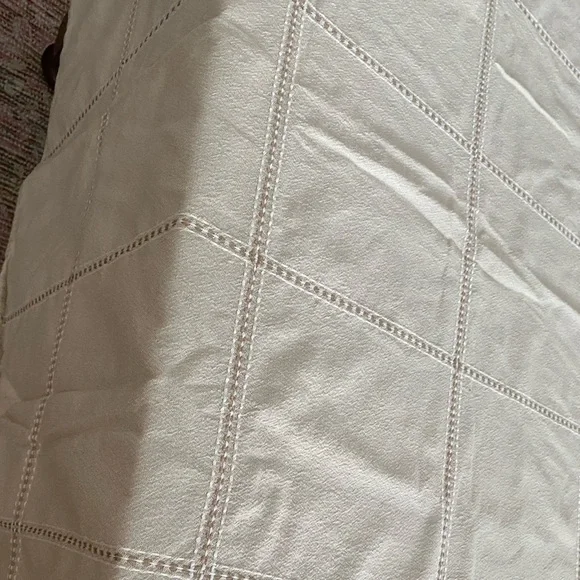 Tan and beige tablecloth 58 x 72 oval. Cotton Blend w/embroidery. EC. - Picture 1 of 14